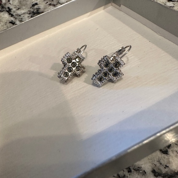 Vintage bangle bracelet and cross earring set - Picture 7 of 8